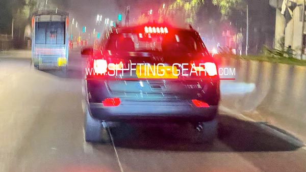 Jeep Compass Facelift Spied: जीप कम्पास फेसलिफ्ट टेस्टिंग के दौरान आई नजर, जानें कार में क्या है नया