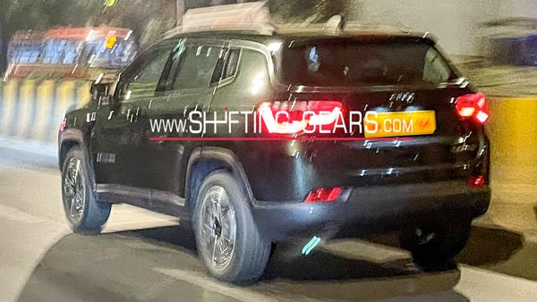 Jeep Compass Facelift Spied: जीप कम्पास फेसलिफ्ट टेस्टिंग के दौरान आई नजर, जानें कार में क्या है नया