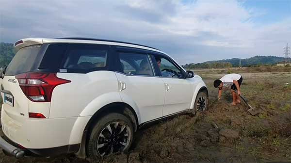Mahindra Thar Rescued XUV500: महिंद्रा थार ने दिखाया ताकत का कमाल, एक्सयूवी500 को किया रेस्क्यू