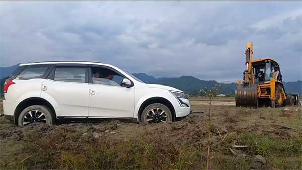 Mahindra Thar Rescued XUV500: महिंद्रा थार ने दिखाया ताकत का कमाल, एक्सयूवी500 को किया रेस्क्यू