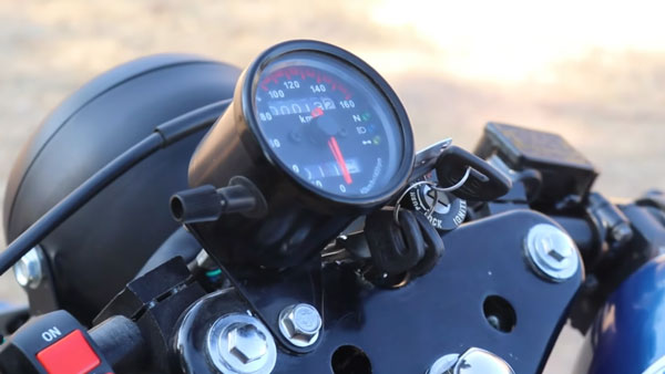 Hero Splendor Modification: हीरो स्प्लेंडर को मॉडिफाई कर बनाया बीएमडब्ल्यू कैफे रेसर, देखें वीडियो