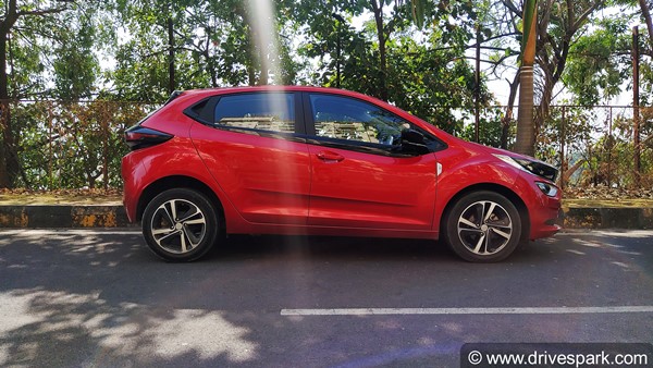 Tata Altroz BS6 Diesel Review: टाटा अल्ट्रोज बीएस6 डीजल रिव्यू: ड्राइविंग अनुभव, परफॉर्मेंस, माइलेज, हैंडलिंग, फीचर्स