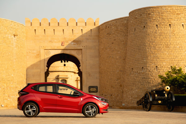 Tata Altroz Turbo New Colour: टाटा अल्ट्रोज टर्बो नए मरीना ब्लू रंग विकल्प के साथ होगी लॉन्च