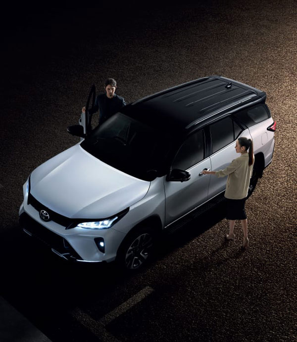 Toyota Fortuner Legender Spy Pics: टोयोटा फॉर्च्यूनर लेजेंडर लॉन्च से पहले आई नजर, लग रही आकर्षक