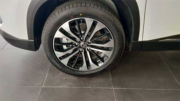 MG Hector Facelift: एमजी हेक्टर फेसलिफ्ट लाॅन्च के पहले डीलरशिप पर दिखी, जानें कार में क्या है नया