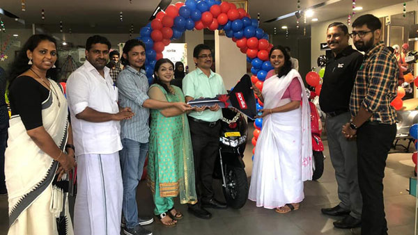Aprilia SXR 160 Delivery Starts: अप्रीलिया एसएक्सआर 160 की डिलीवरी हुई शुरू, देखें तस्वीरें