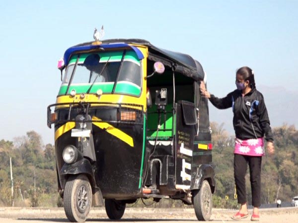 21-Year Old Female Auto Driver: मिलिए जम्मू-कश्मीर की महिला ऑटो ड्राइवर से जिसकी उम्र है 21 साल