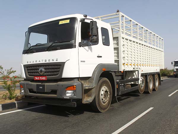 DICV Showcases Special Truck: डीआईसीवी ने कोरोना वैक्सीन ट्रांसपोर्ट के लिए पेश किया स्पेशल ट्रक