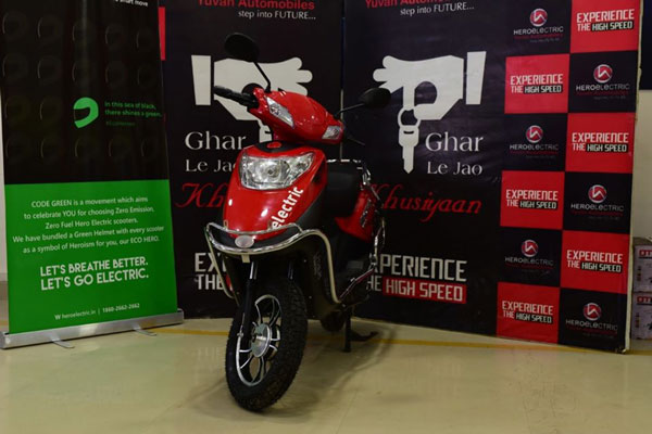 Hero Electric Delivers Scooters: हीरो ने पायनियर एशिया को दी 12 इलेक्ट्रिक स्कूटरों की डिलीवरी