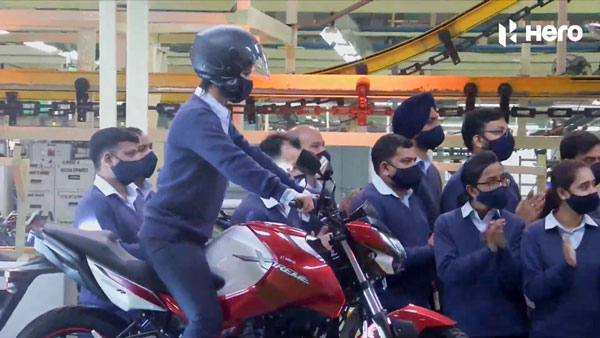 Hero Motocorp 100 Million Milestone: हीरो मोटोकॉर्प ने पार किया 100 मिलियन उत्पादन का आकड़ा, जानें कैसा छुआ यह मुकाम