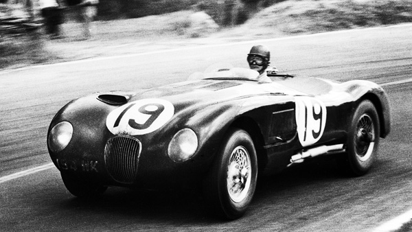 Jaguar Remake Classic C-Type Car: जगुआर अपनी क्लासिक सी-टाइप का बनाएगी रीमेक, देखें