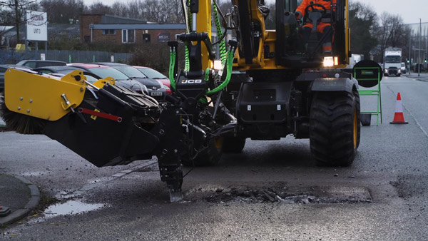 JCB Pothole Pro Launched: जेसीबी ने पॉटहोल प्रो किया लॉन्च, सिर्फ 8 मिनट में होगी गड्ढें की मरम्मत