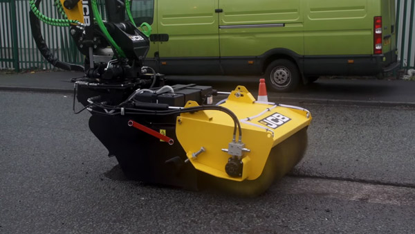 JCB Pothole Pro Launched: जेसीबी ने पॉटहोल प्रो किया लॉन्च, सिर्फ 8 मिनट में होगी गड्ढें की मरम्मत