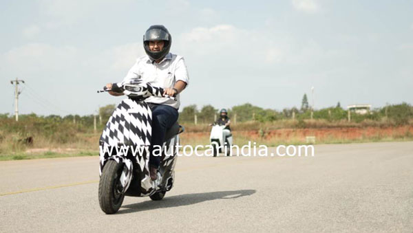 Ola Electric Scooter Spied: ओला की इलेक्ट्रिक स्कूटर पहली बार टेस्टिंग करते आई नजर, देखें तस्वीरें