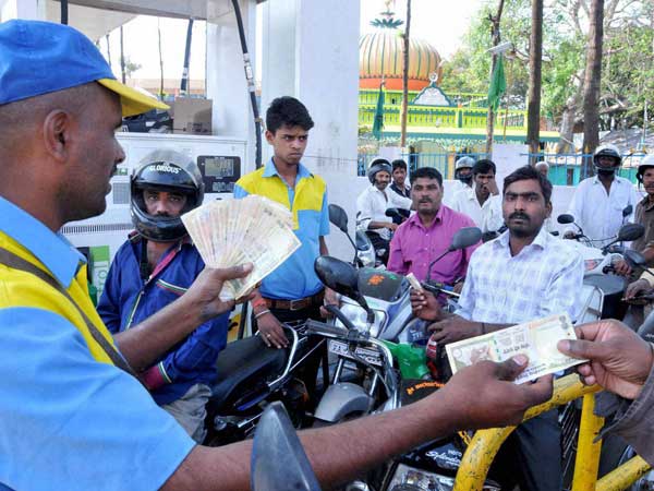 Petrol Price Hike Delhi: पेट्रोल की कीमत दिल्ली में अपने उच्चतम स्तर पर पहुंची, जानें कितनी हुई वृद्धि