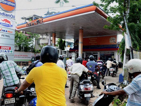 Petrol Price Hike Delhi: पेट्रोल की कीमत दिल्ली में अपने उच्चतम स्तर पर पहुंची, जानें कितनी हुई वृद्धि