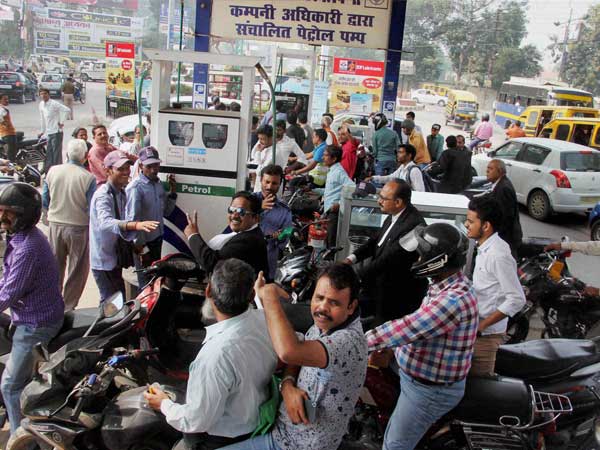Petrol Price Hike Delhi: पेट्रोल की कीमत दिल्ली में अपने उच्चतम स्तर पर पहुंची, जानें कितनी हुई वृद्धि