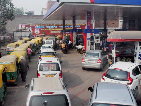 Petrol Price Hike Delhi: पेट्रोल की कीमत दिल्ली में अपने उच्चतम स्तर पर पहुंची, जानें कितनी हुई वृद्धि