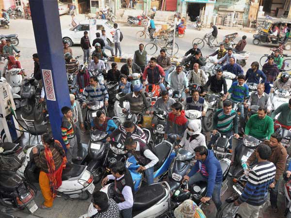 Petrol Price Hike Delhi: पेट्रोल की कीमत दिल्ली में अपने उच्चतम स्तर पर पहुंची, जानें कितनी हुई वृद्धि