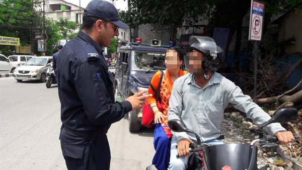 बिना हेलमेट और रजिस्ट्रेशन के चला रहा था बाइक, लगा 1.13 लाख रुपये का जुर्माना