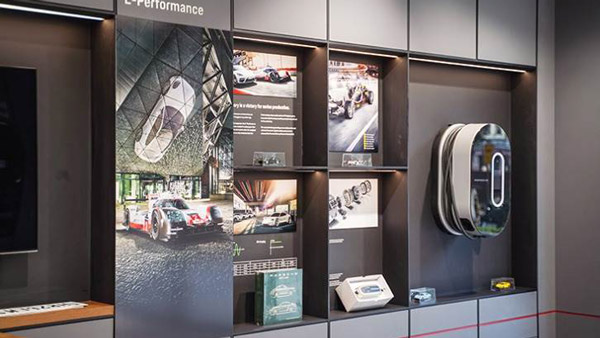 Porsche Opens Studio Cafe Showroom In Delhi: पोर्शे ने दिल्ली में खोला स्टूडियो कैफे शोरूम