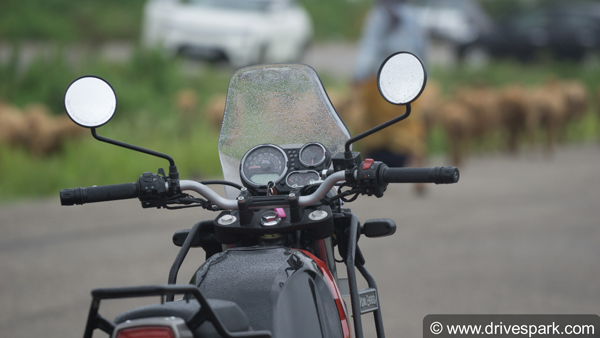 Using Rear View Mirror Is Mandatory: रियर व्यू मिरर और रियर सीट बेल्ट न होने पर कटेगा चालान, जानें