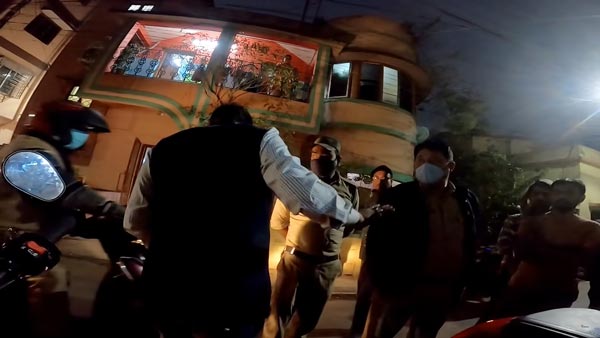 सुपर बाइक की तेज आवाज के कारण पड़ोसी हुए नाराज, बुला ली पुलिस
