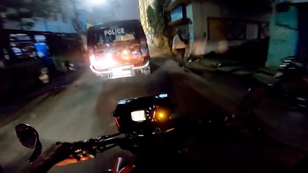 सुपर बाइक की तेज आवाज के कारण पड़ोसी हुए नाराज, बुला ली पुलिस