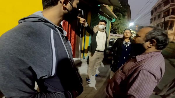 सुपर बाइक की तेज आवाज के कारण पड़ोसी हुए नाराज, बुला ली पुलिस