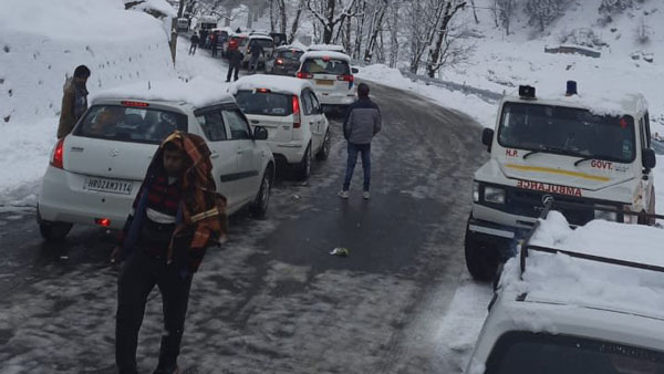 82 Vehicles Stranded In Atal Tunnel: अटल टनल में पर्यटकों के 82 वाहन फंसे, जानें क्या है कारण