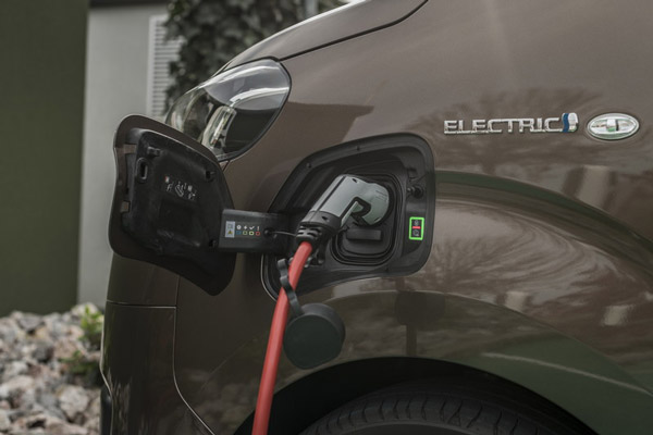 Toyota Proace Electric Van Launched: टोयोटा प्रोऐस इलेक्ट्रिक वैन हुई लाॅन्च, जानें क्या हैं फीचर्स