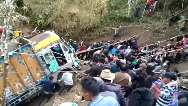 खाई में गिरा ट्रक तो पूरा गांव हुआ निकालने के लिए एकजुट, देखें हैरान करने वाला वीडियो