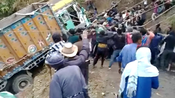 खाई में गिरा ट्रक तो पूरा गांव हुआ निकालने के लिए एकजुट, देखें हैरान करने वाला वीडियो