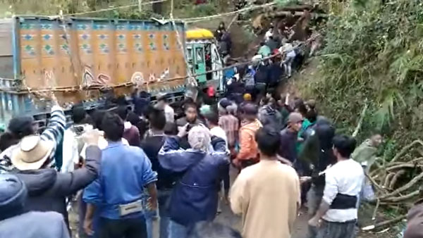 खाई में गिरा ट्रक तो पूरा गांव हुआ निकालने के लिए एकजुट, देखें हैरान करने वाला वीडियो