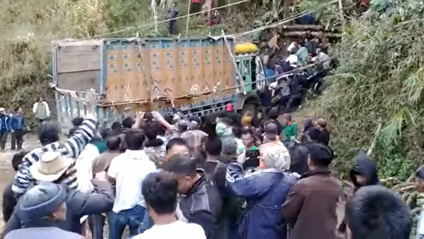 खाई में गिरा ट्रक तो पूरा गांव हुआ निकालने के लिए एकजुट, देखें हैरान करने वाला वीडियो