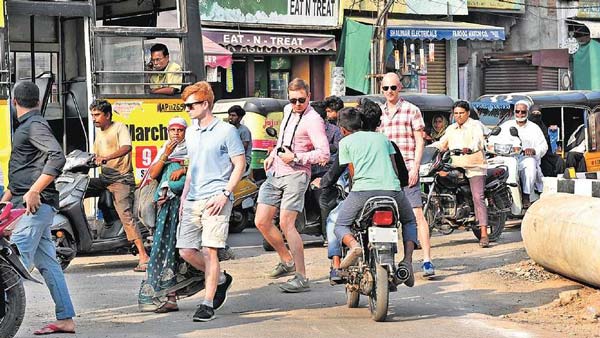 Wrong Side Driving: गलत साइड में ड्राइविंग करने पर गुरुग्राम पुलिस रद्द करेगी लाइसेंस