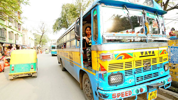 परिवार का खर्च चलाने के लिए बेटी ने थामा स्टीयरिंग, मिलिये सबसे कम उम्र की महिला बस ड्राइवर से