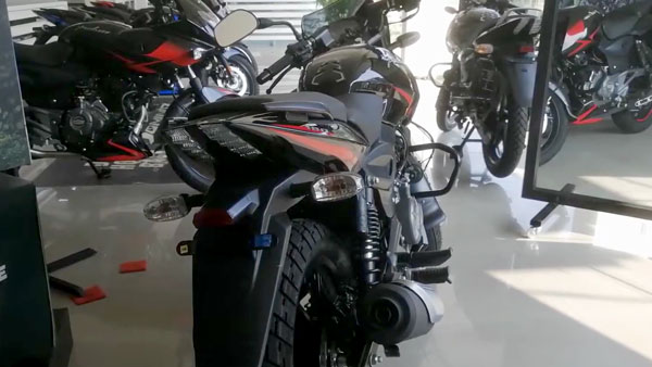 New Bajaj Pulsar 180 Spotted At Dealership: नई बजाज पल्सर 180 डीलरशिप पर पहुंची, जल्द होगी लाॅन्च