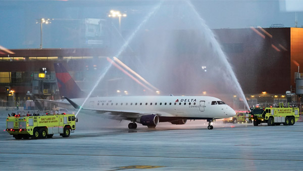 Airplane Sprayed With Water: आखिर क्यों कुछ एयरोप्लेन्स पर चलाई जाती है वॉटर केनन, जानें कारण