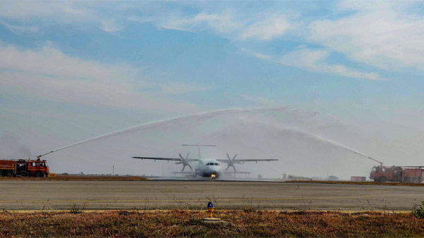Airplane Sprayed With Water: आखिर क्यों कुछ एयरोप्लेन्स पर चलाई जाती है वॉटर केनन, जानें कारण