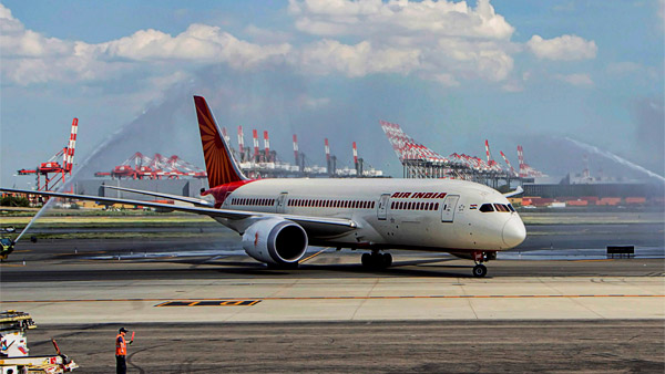 Airplane Sprayed With Water: आखिर क्यों कुछ एयरोप्लेन्स पर चलाई जाती है वॉटर केनन, जानें कारण