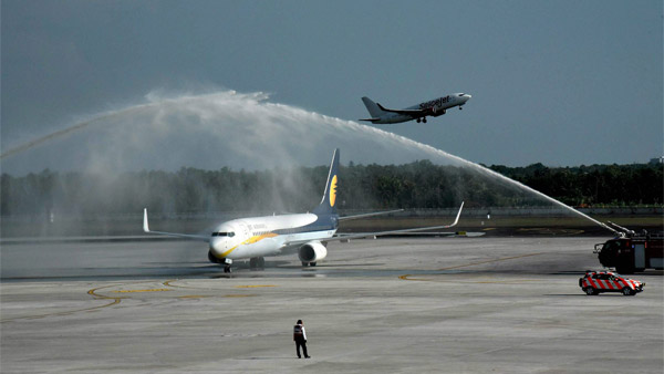 Airplane Sprayed With Water: आखिर क्यों कुछ एयरोप्लेन्स पर चलाई जाती है वॉटर केनन, जानें कारण