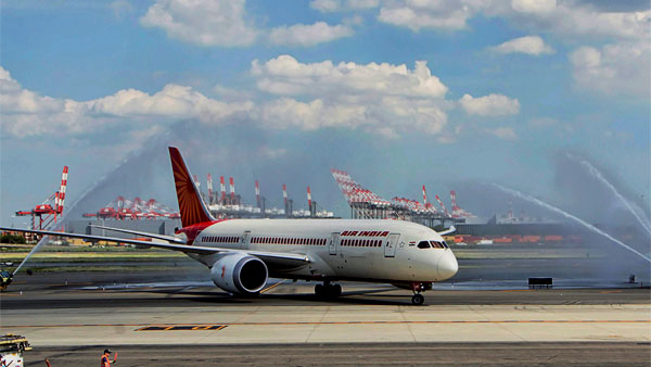 Airplane Sprayed With Water: आखिर क्यों कुछ एयरोप्लेन्स पर चलाई जाती है वॉटर केनन, जानें कारण
