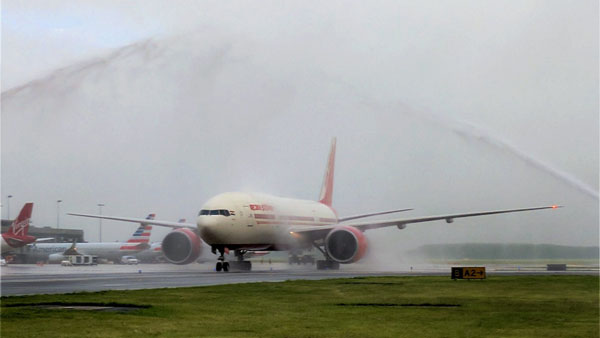 Airplane Sprayed With Water: आखिर क्यों कुछ एयरोप्लेन्स पर चलाई जाती है वॉटर केनन, जानें कारण