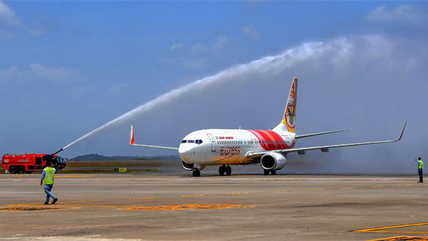 Airplane Sprayed With Water: आखिर क्यों कुछ एयरोप्लेन्स पर चलाई जाती है वॉटर केनन, जानें कारण