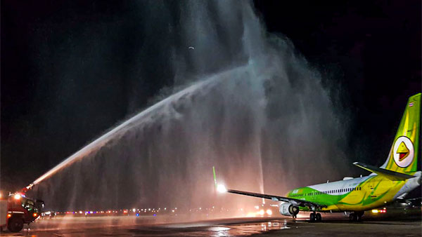 Airplane Sprayed With Water: आखिर क्यों कुछ एयरोप्लेन्स पर चलाई जाती है वॉटर केनन, जानें कारण