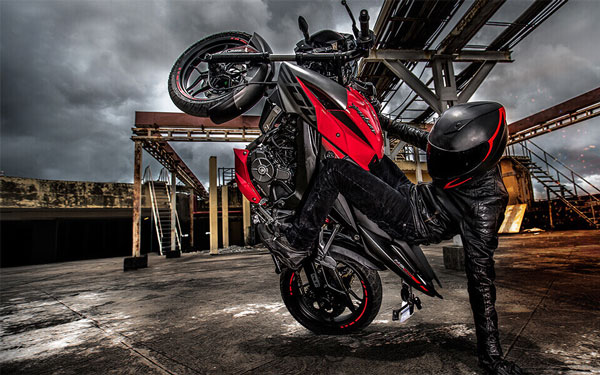 Bajaj Pulsar NS 200 Modified: बजाज पल्सर एनएस 200 में अंडर सीट लगाया ट्विन एग्जॉस्ट, देखें