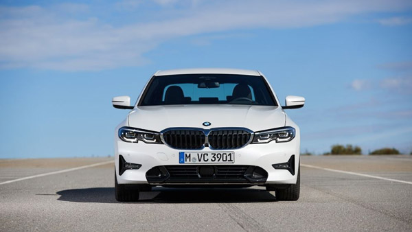 BMW 320d Sport Discontinued: बीएमडब्ल्यू 320डी स्पोर्ट की बिक्री हुई बंद, ऑफिशियल वेबसाइट से हटी