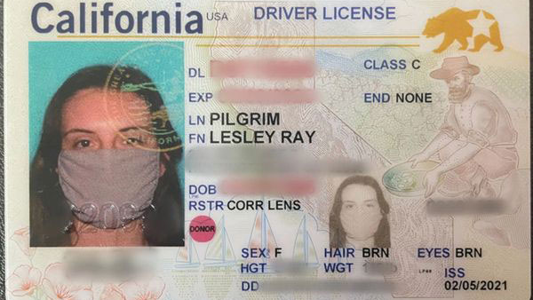 Driving Licence With Facemask: फेसमास्क के साथ महिला का बन गया ड्राइविंग लाइसेंस, इंटरनेट पर वायरल हुई तस्वीर