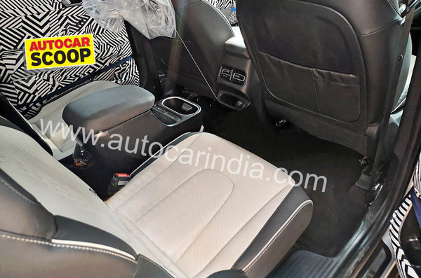 Hyundai Alcazar SUV Interior Spied: हुंडई अल्काजार की इंटीरियर टेस्टिंग के दौरान पहली बार आई नजर, देखें तस्वीरें